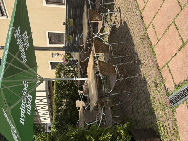 Biergarten mit Blick auf das Fachwerkhaus