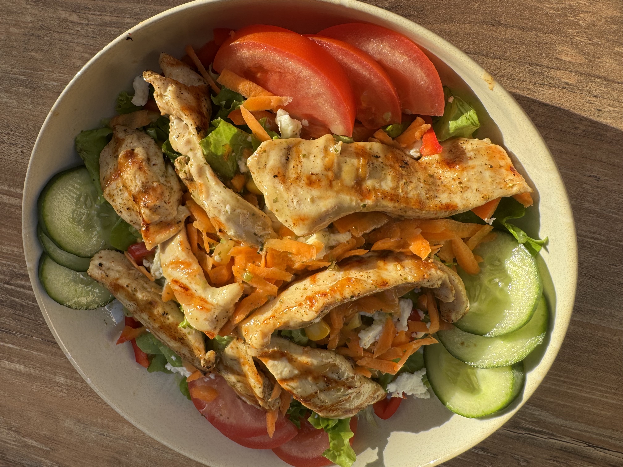 Hähnchenbrustsalat mit frischem Gemüse