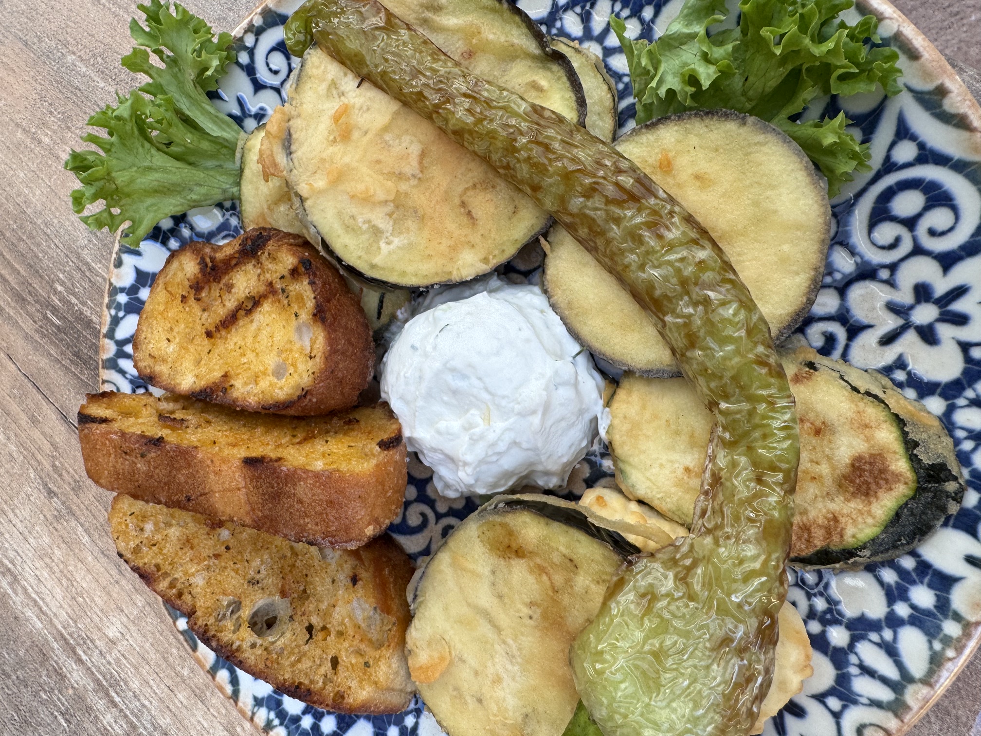 Gegrilltes Gemüse mit Tzatziki und Toast