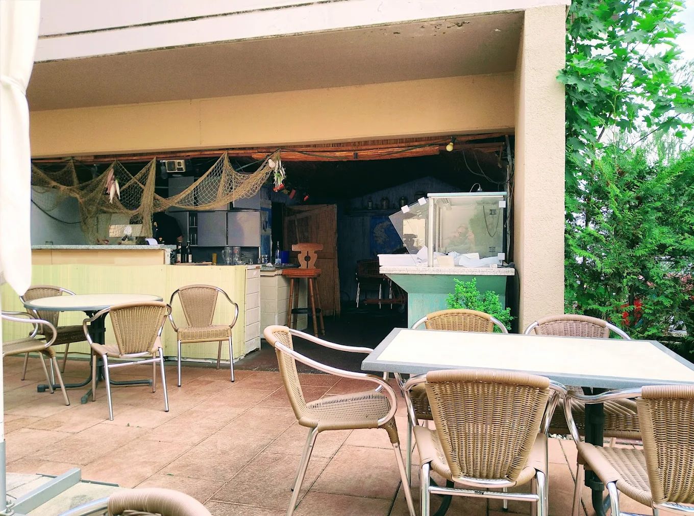 Terrassen-Bar mit griechischer Dekoration